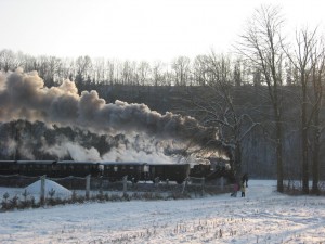 Dampflok zieht einen Zug