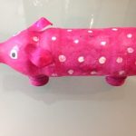Ein süßes Sparschwein aus Plastikflaschen
