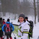 Spuren im Schnee entdecken beim Schneeschuhwandern