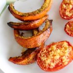 Gebratener Kürbis mit Ingwer-Tomaten und Limettenjoghurt