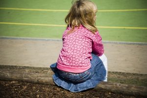 Sofie sitzt immer nur alleine da - mit ihrer starken Schüchternheit steht sie sich oft selbst im Weg. Was Eltern tun können, um ihr Kind zu unterstützen, erläutert das Buch "Kleine Schritte - große Wirkung".