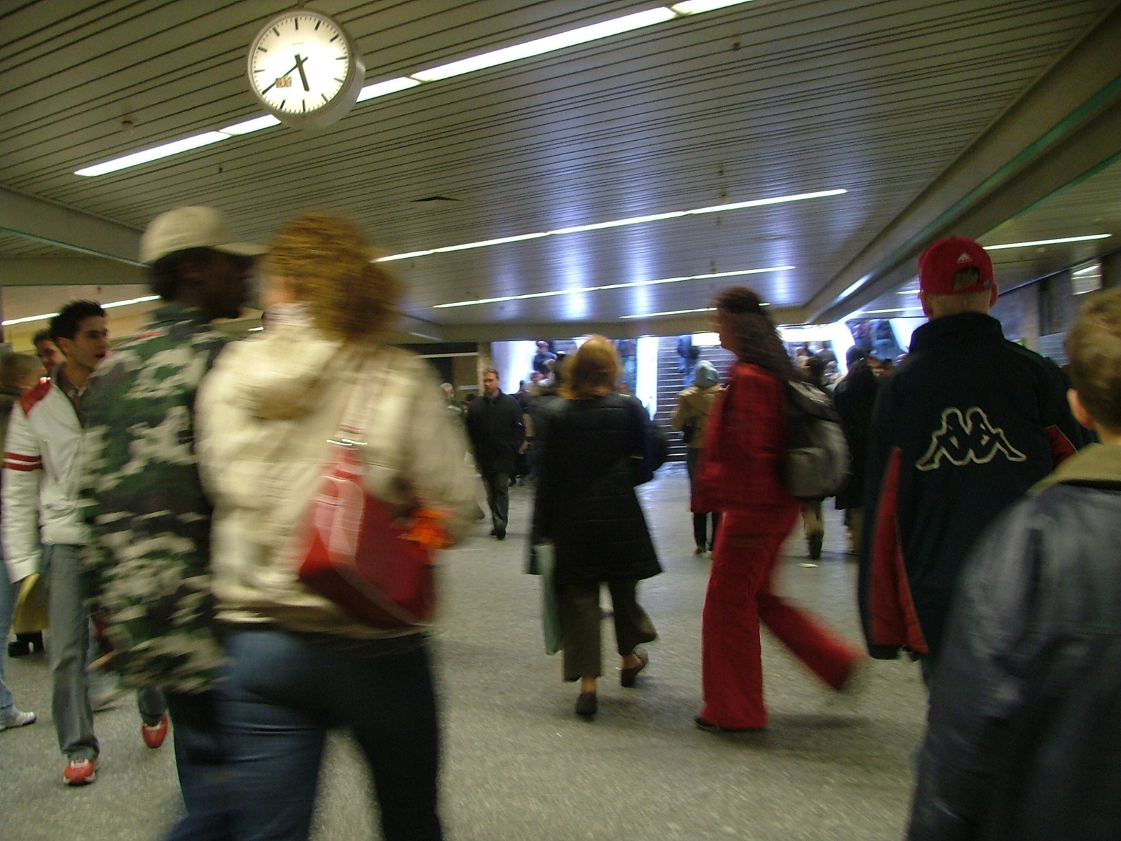 Bahnhof mit vielen hektisch gehenden Personen