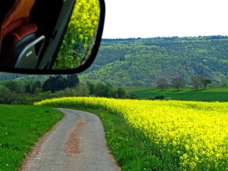 Busfahrt mit Blick in den Spiegel