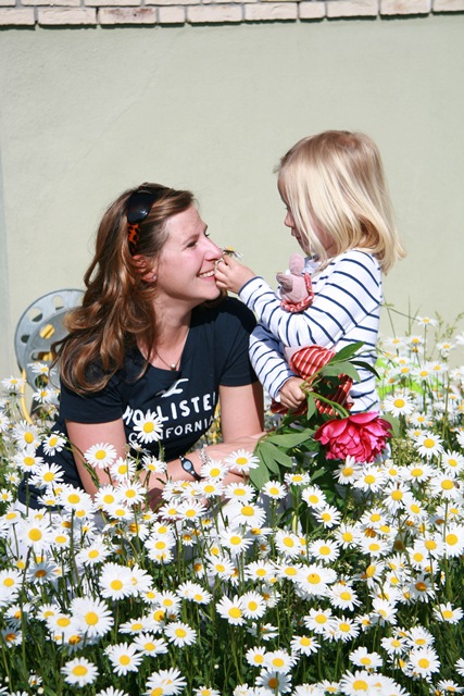 Mutter mit Kind in der Blumenwiese