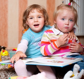 Kleinkinder im Zimmer