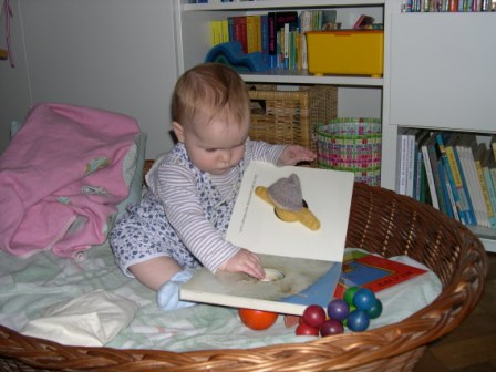 Kleinkind mit Buch