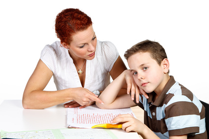 Mutter mit Sohn bei den Hausaufgaben