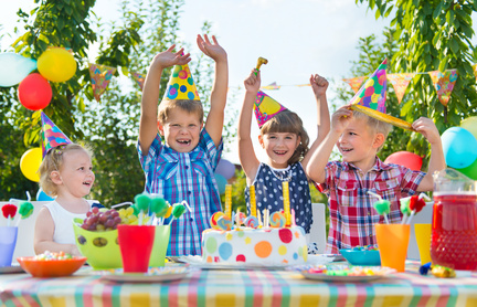 Bild: Kinder am Tisch feiern Geburtstag