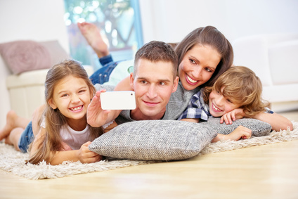 Glückliche Familie mit zwei Kindern macht ein Selfie