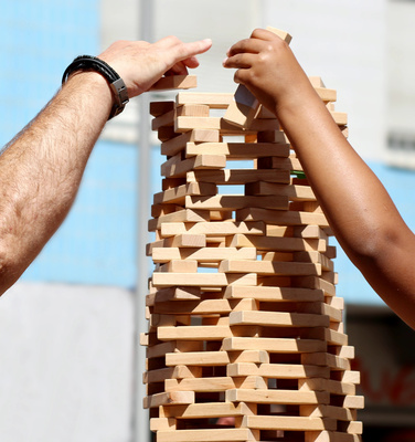 Arbeitet man mit Kindern gemeinsam mit Holz-Bausteinen, bekommen sie ein besseres Gefühl für Statik und Geometrie. (Foto: web_R_B/www.helenesouza.com/pixelio.de)