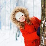 Spiele im Winterwald