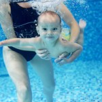 Pack’ die Badehose ein! – Babyschwimmen, Spaß für Eltern und Kind